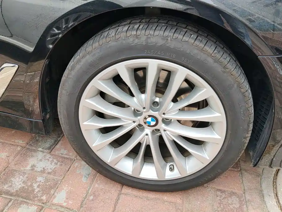 BMW 5 Series — миниатюра 6