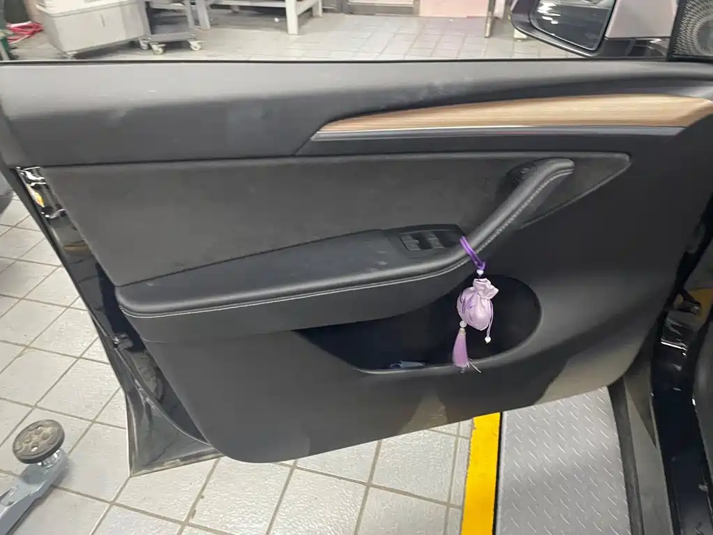 Tesla Model Y — миниатюра 7