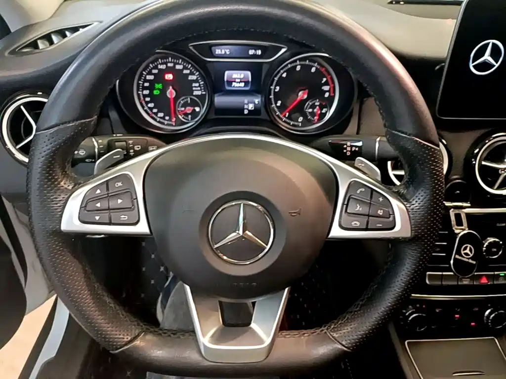 Mercedes-Benz GLA — миниатюра 11