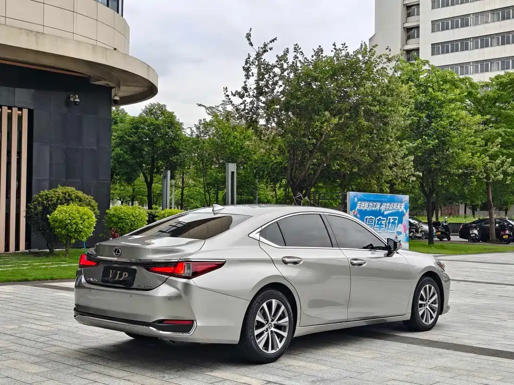 Lexus ES — миниатюра 15