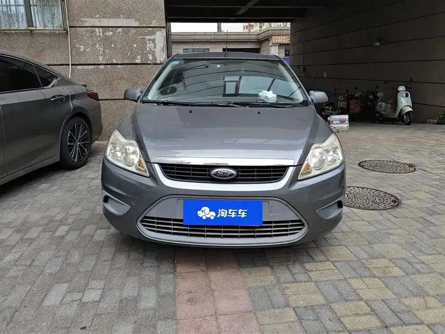 Ford Focus 2012 1.8L MT Fashion