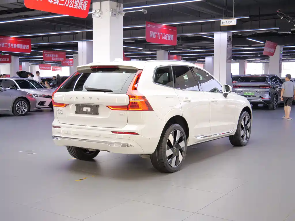 Volvo XC60 PHEV — миниатюра 6