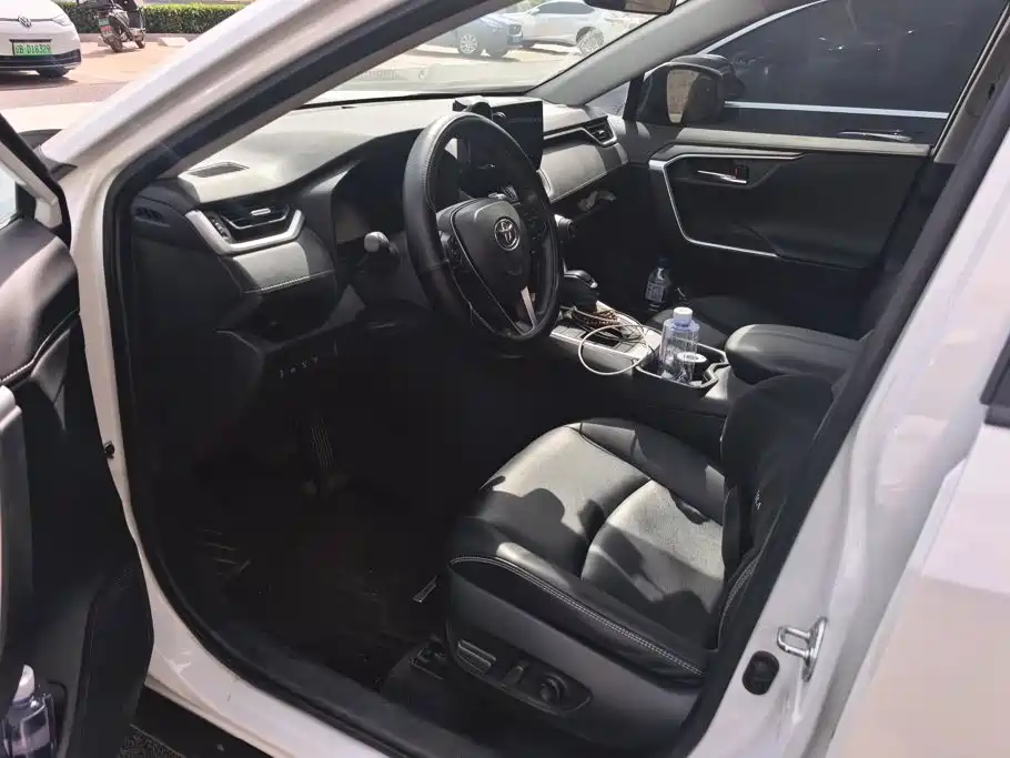 Toyota RAV4 — миниатюра 9