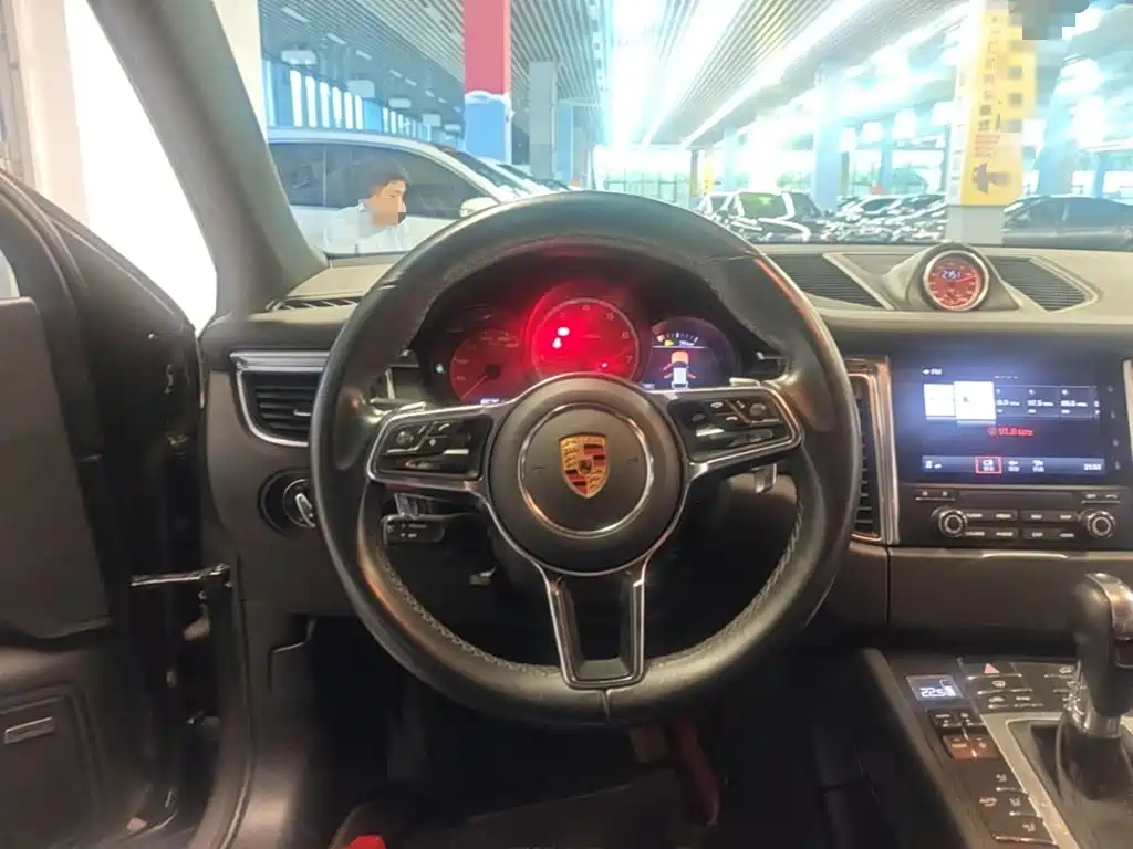 Porsche Macan — миниатюра 11