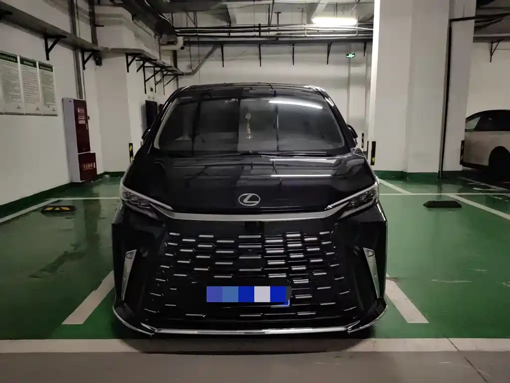 Lexus LM 2023 500h мест