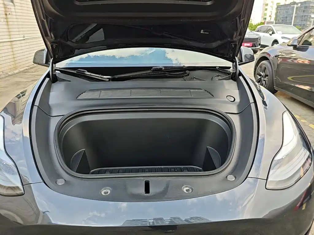 Tesla Model Y — миниатюра 17