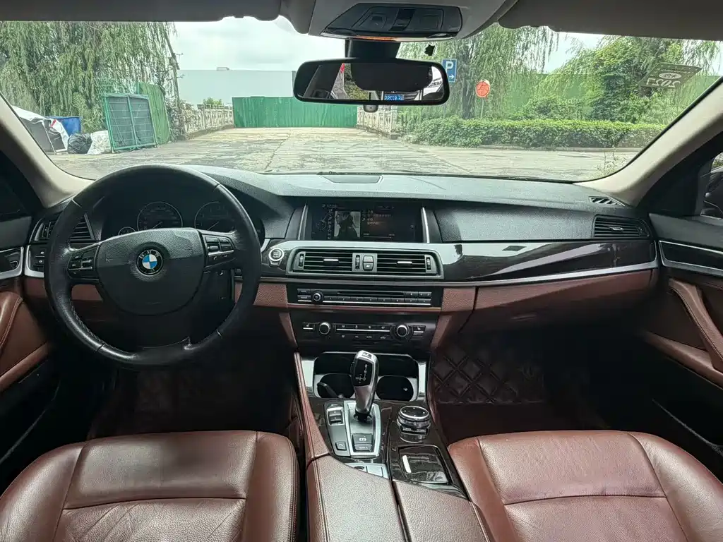 BMW 5 Series — миниатюра 7