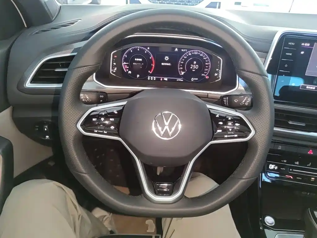 Volkswagen T-Roc — миниатюра 11