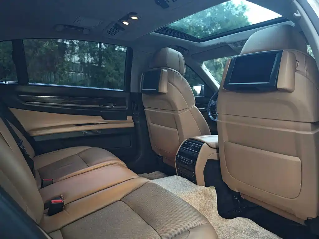 BMW 7 Series — миниатюра 27