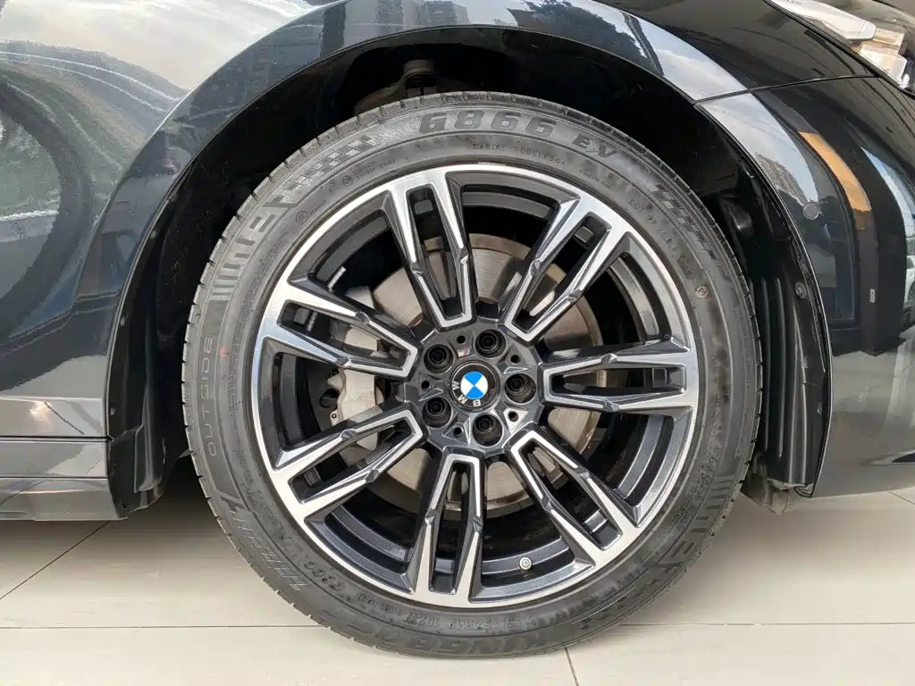 BMW 5 Series — миниатюра 17