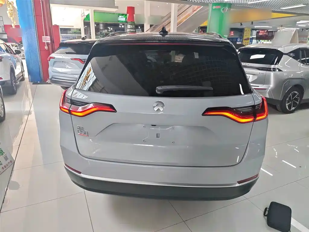 NIO ES8 2020 415KM мест
