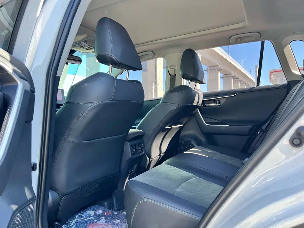 Toyota RAV4 — миниатюра 9