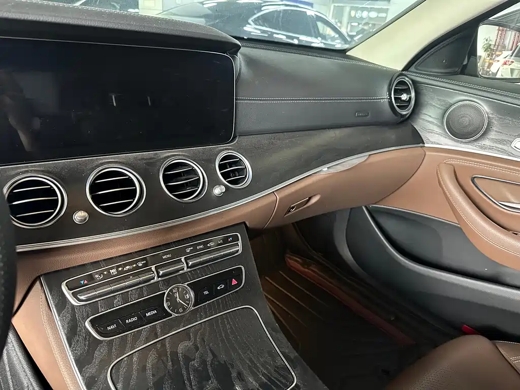 Mercedes-Benz E-Class — миниатюра 7