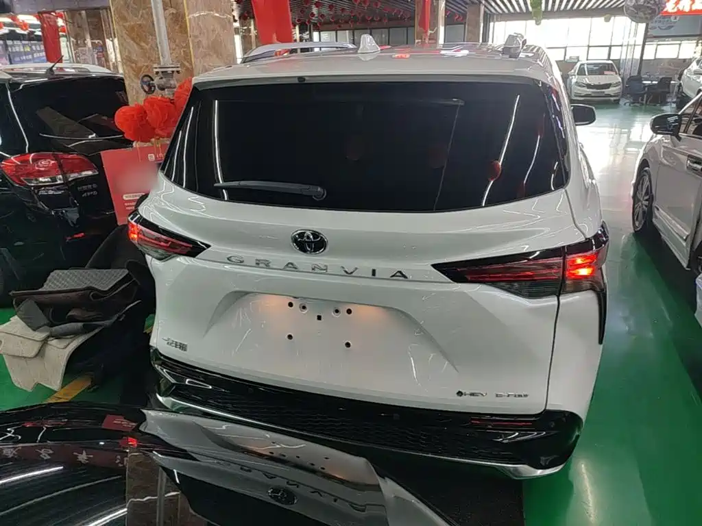 Toyota Granvia — миниатюра 6