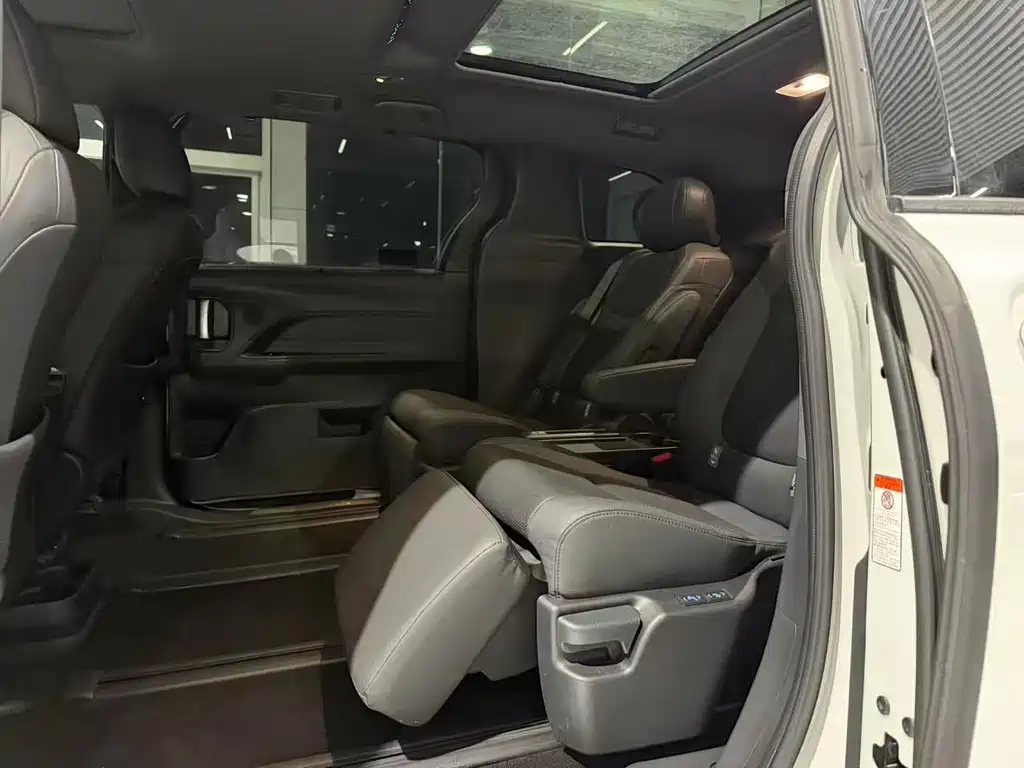 Toyota Granvia — миниатюра 16