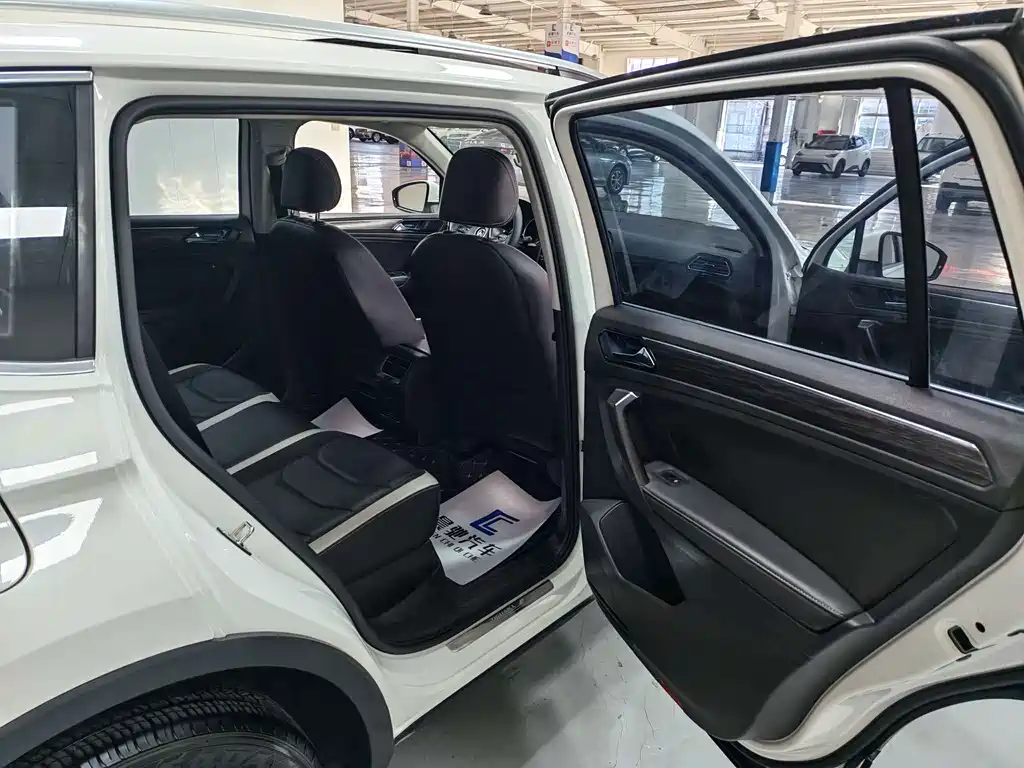 Volkswagen Tiguan L — миниатюра 14