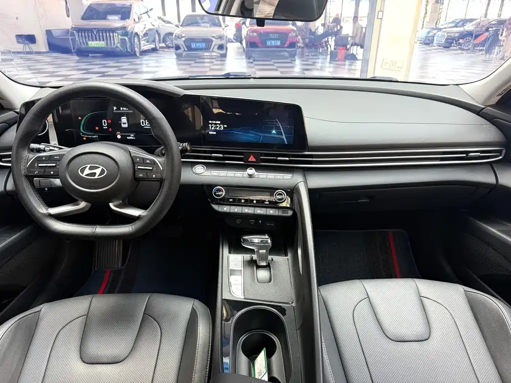 Hyundai Elantra — миниатюра 12