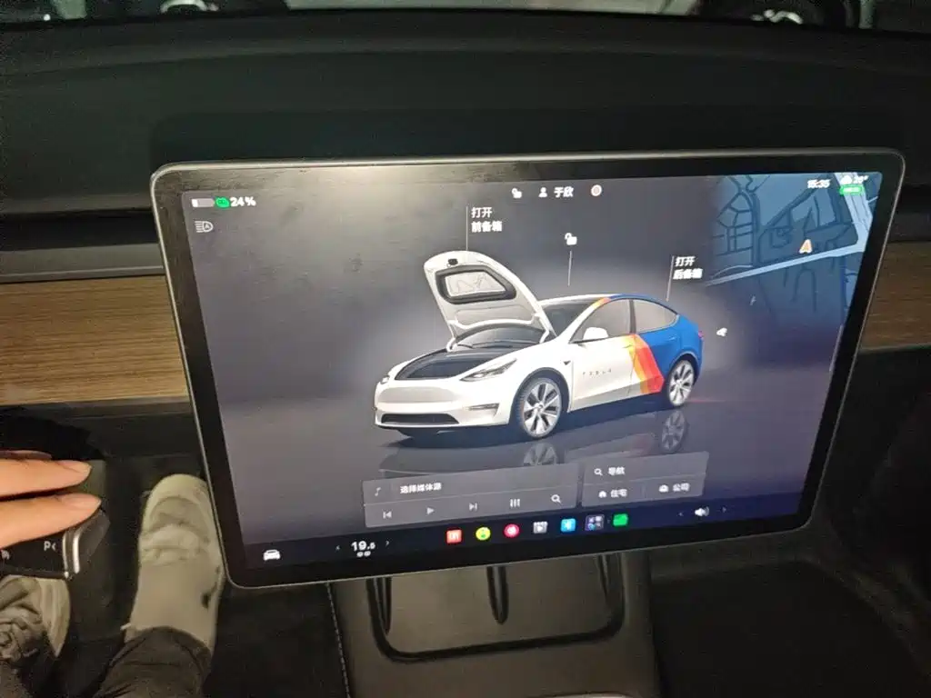 Tesla Model Y — миниатюра 4