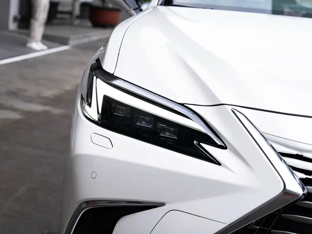Lexus ES 2025 300h Premium