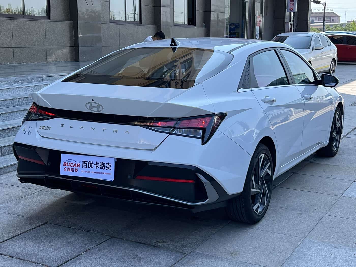 Hyundai Elantra 1.5 л 2025 г. Белый, пробег 10000 км