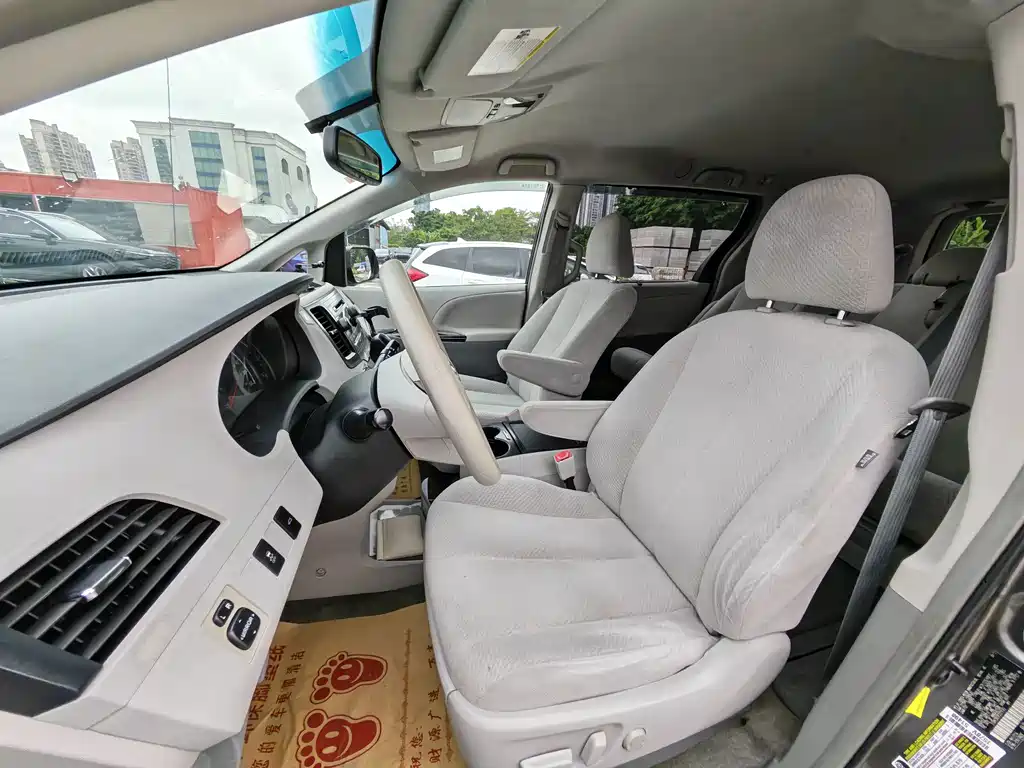 Toyota Sienna — миниатюра 10