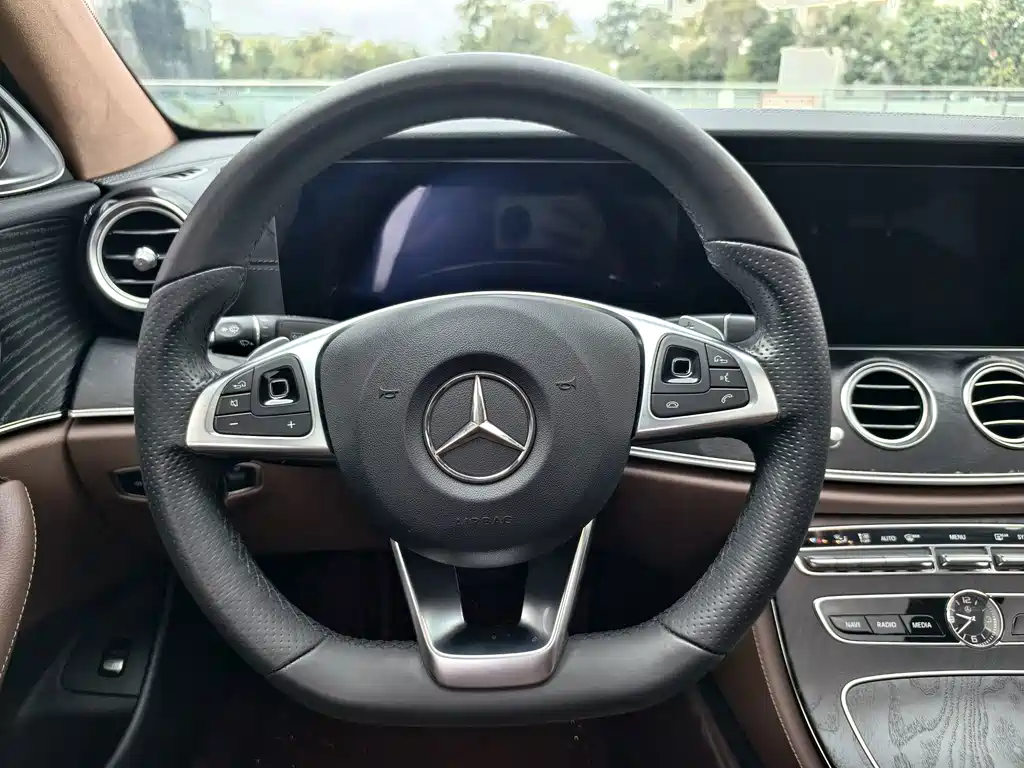 Mercedes-Benz E-Class — миниатюра 16