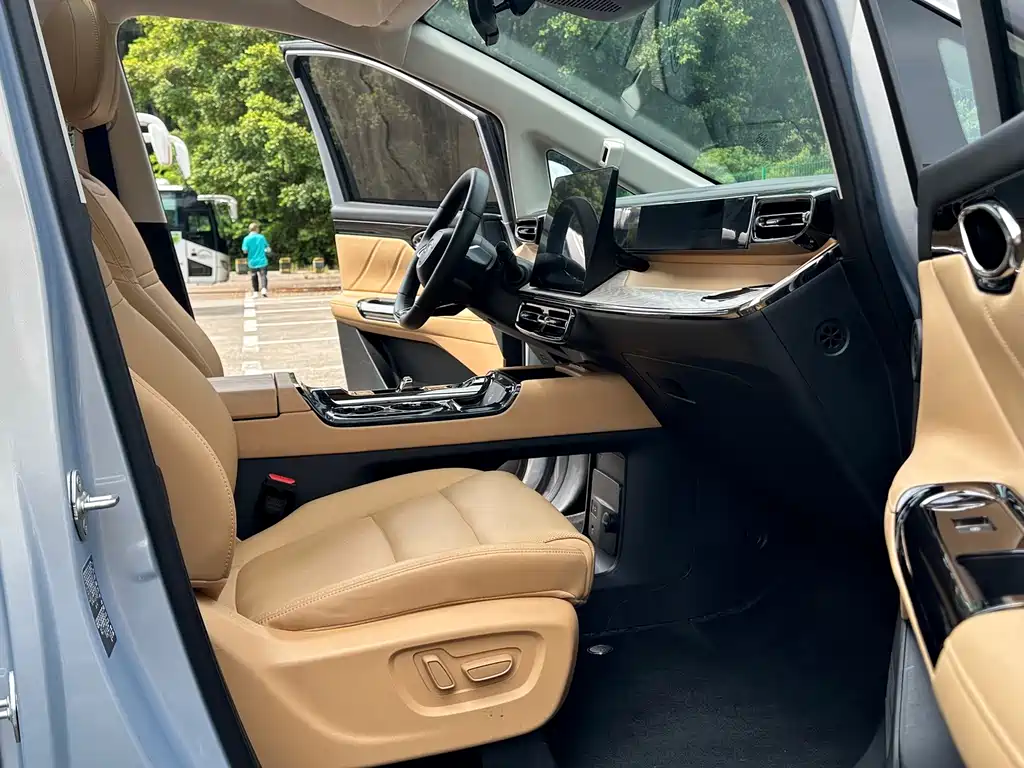 GAC Motor Trumpchi E8 PHEV — миниатюра 6