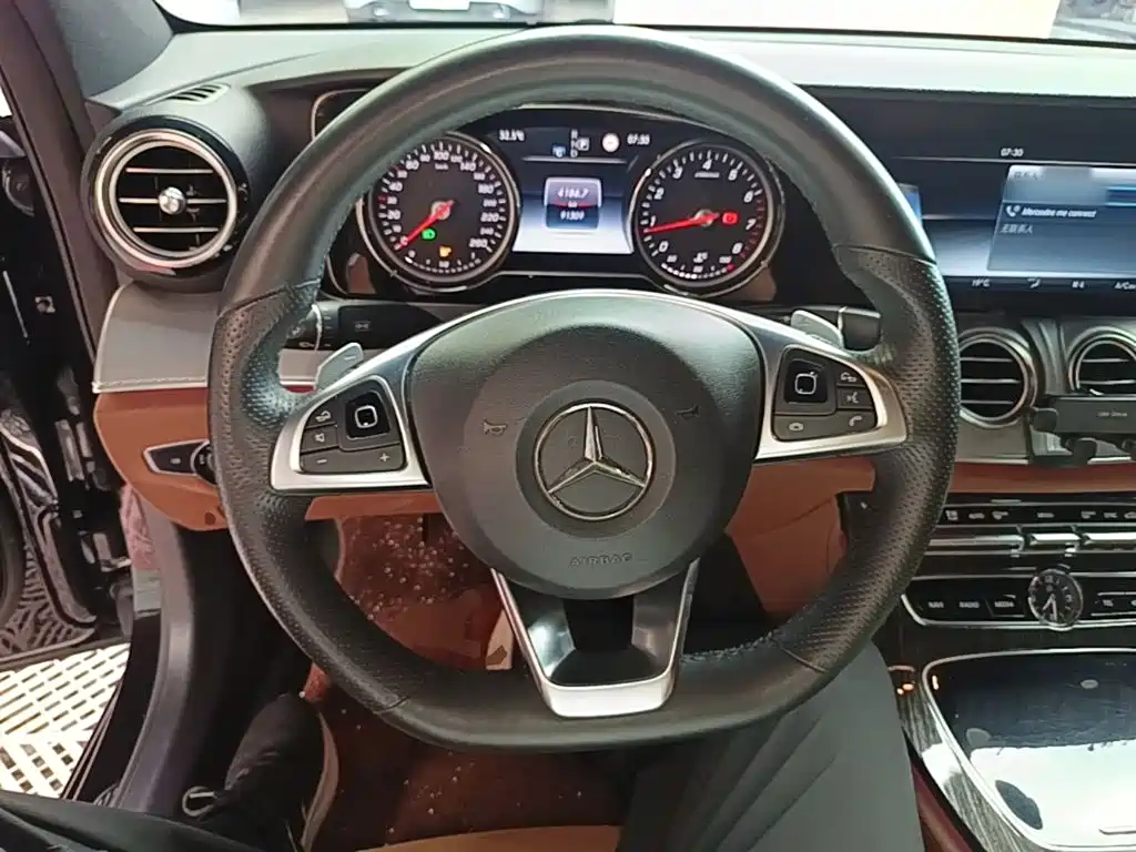 Mercedes-Benz E-Class — миниатюра 11