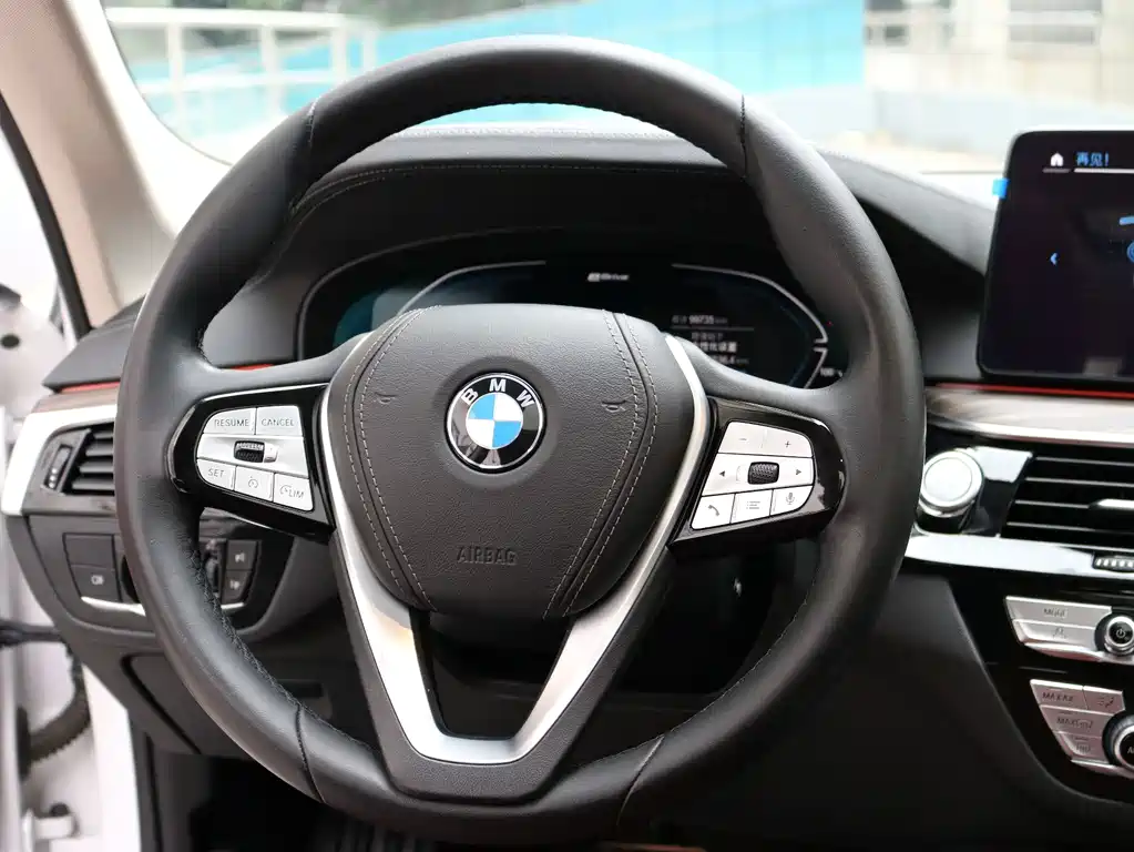 BMW 5 Series New Energy — миниатюра 10