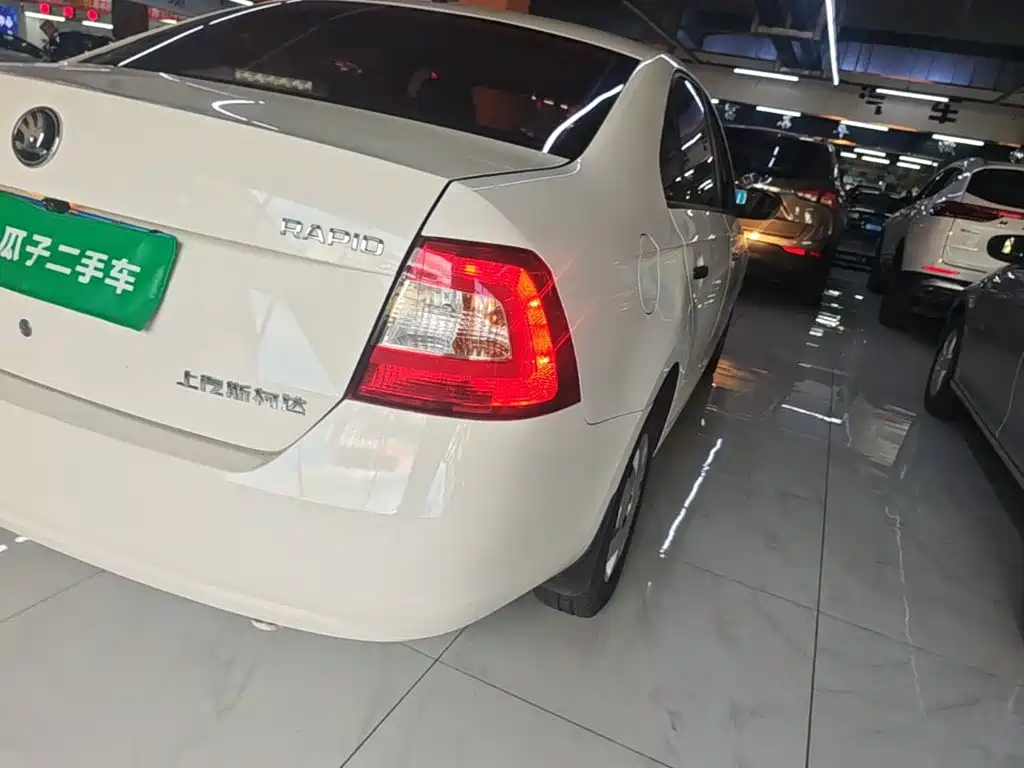 Skoda Rapid — миниатюра 8