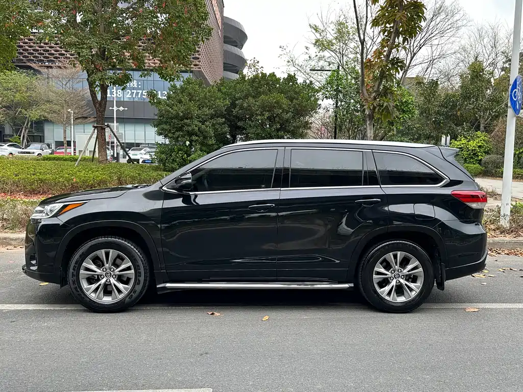 TOYOTA HIGHLANDER