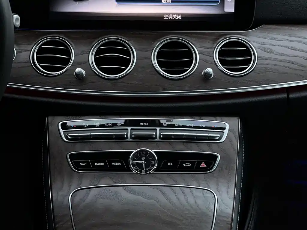 Mercedes-Benz E-Class — миниатюра 7