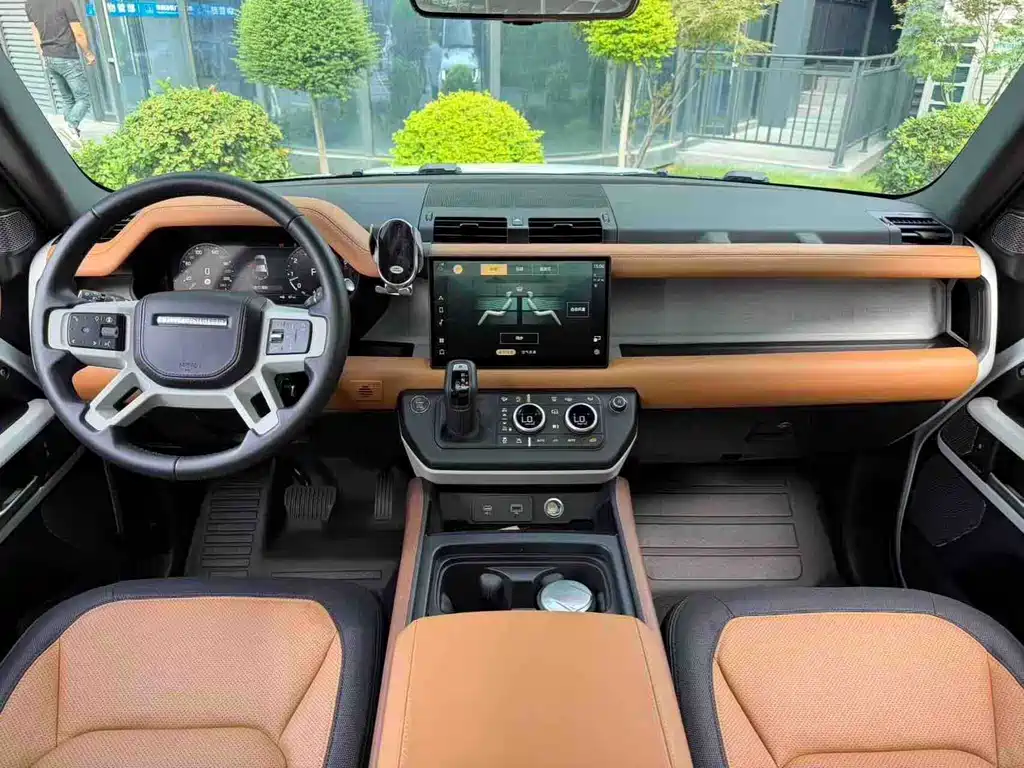 Land Rover Defender 2024 — фото 11