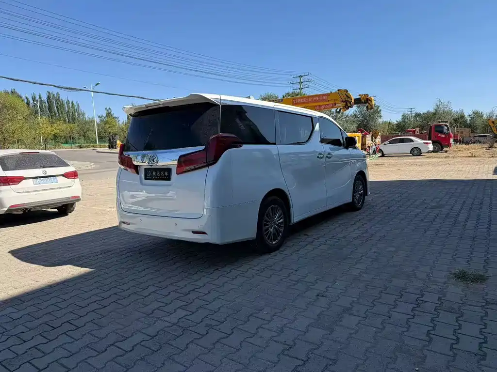 Toyota Alphard — миниатюра 7