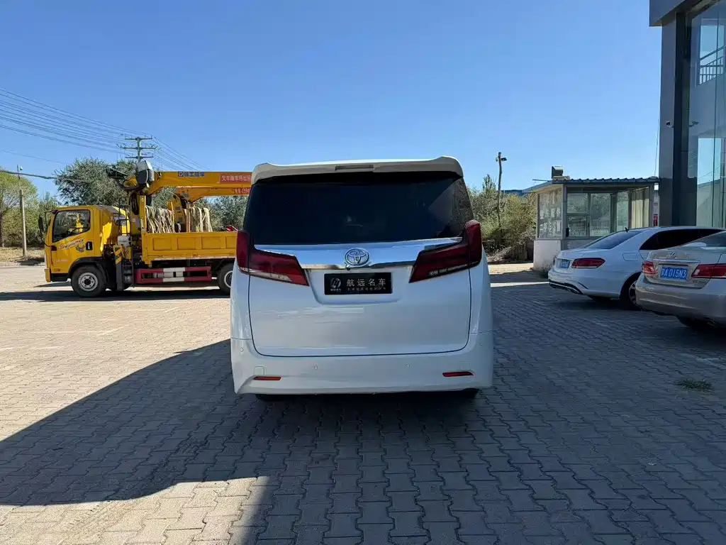 Toyota Alphard — миниатюра 8
