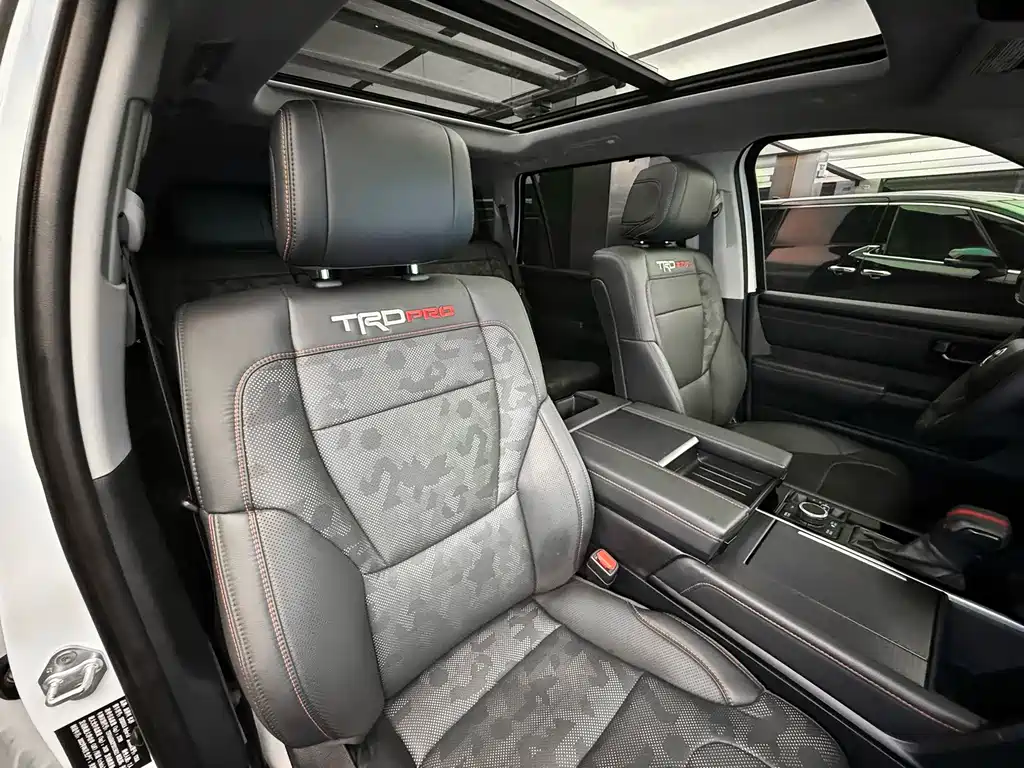 Toyota Sequoia — миниатюра 13