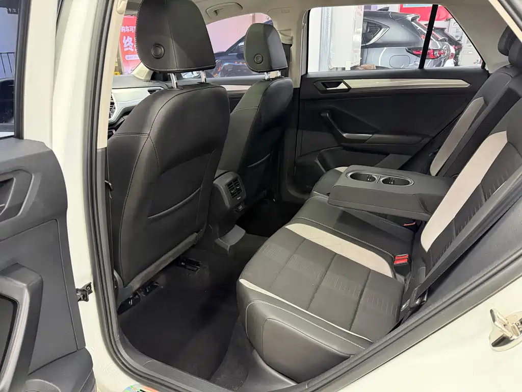 VOLKSWAGEN T ROC EXPLORING SONGS