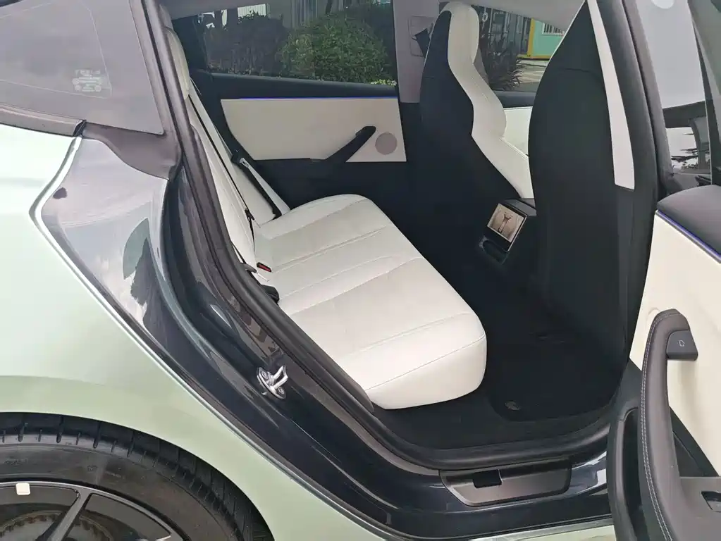 Tesla Model 3 — миниатюра 12