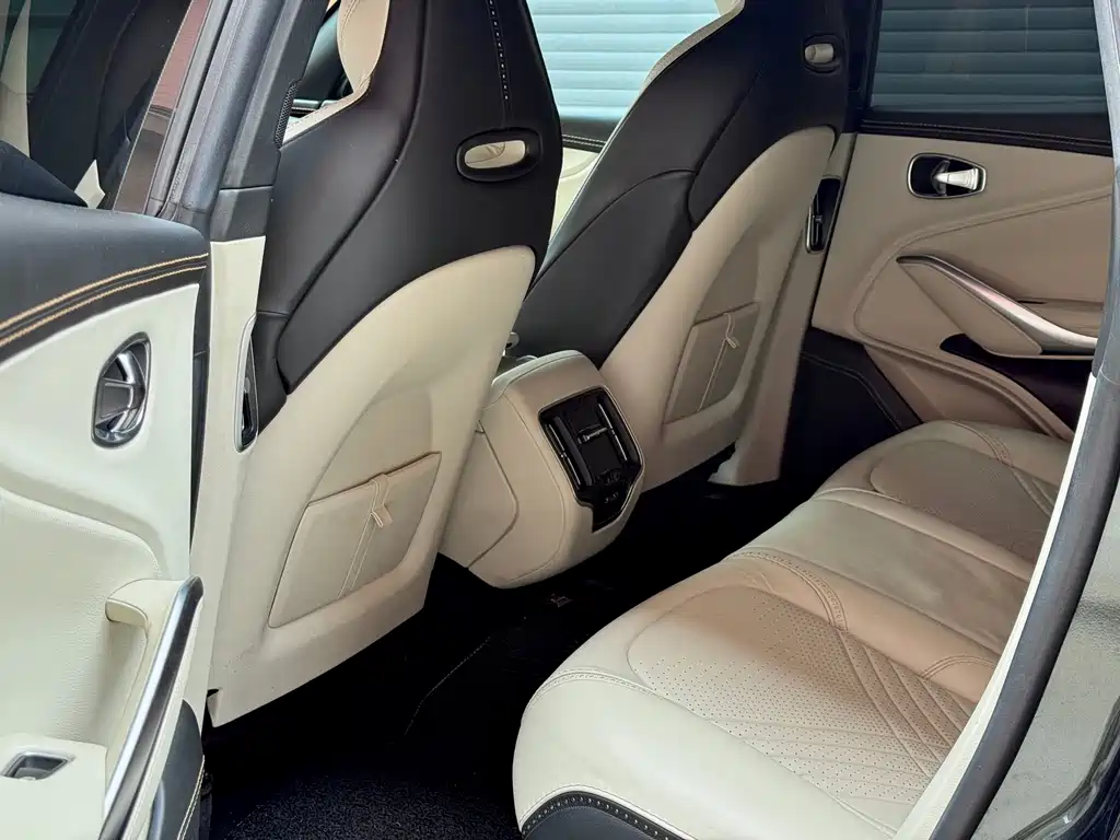 Aston Martin DBX — миниатюра 9