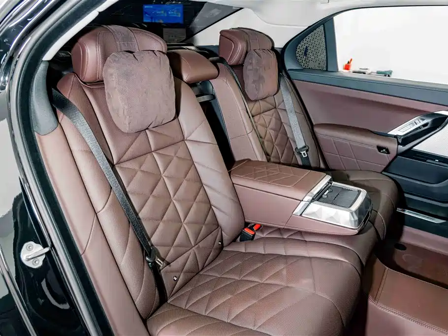 BMW 7 Series — миниатюра 24