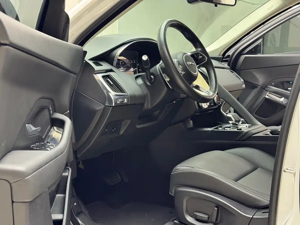 Jaguar E-PACE — миниатюра 3