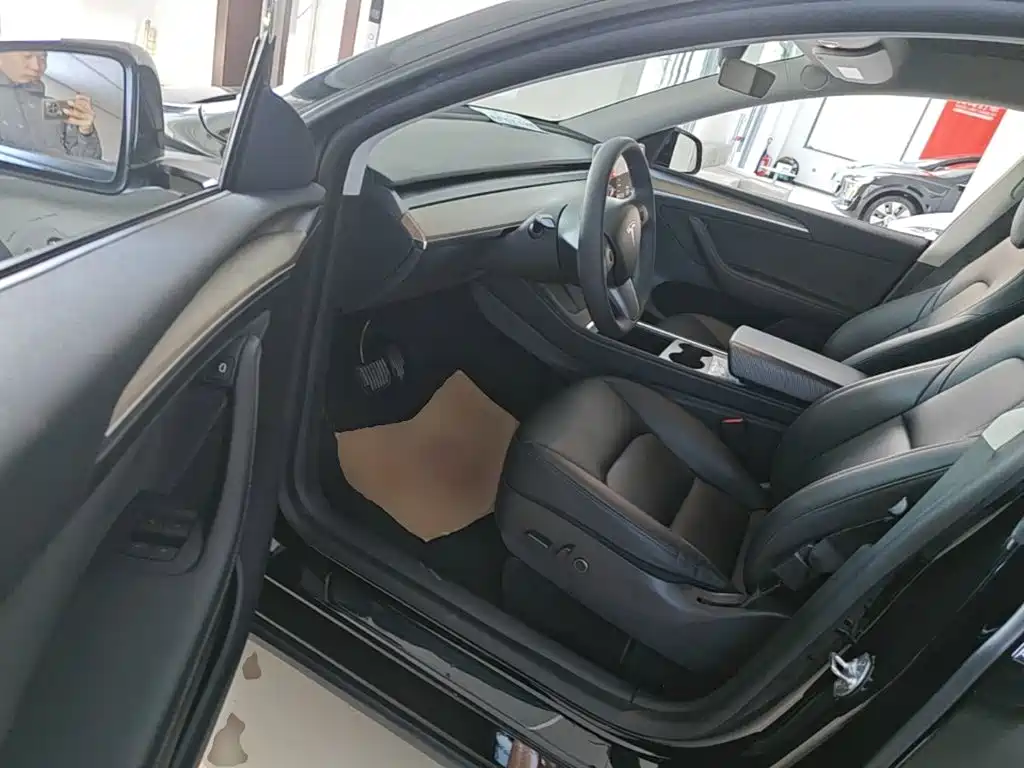 Tesla Model Y — миниатюра 16