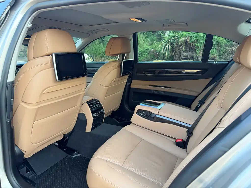 BMW 7 Series — миниатюра 6