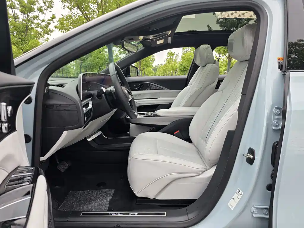 Cadillac IQ 2022 Luxury