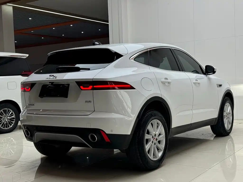 Jaguar E-PACE — миниатюра 13