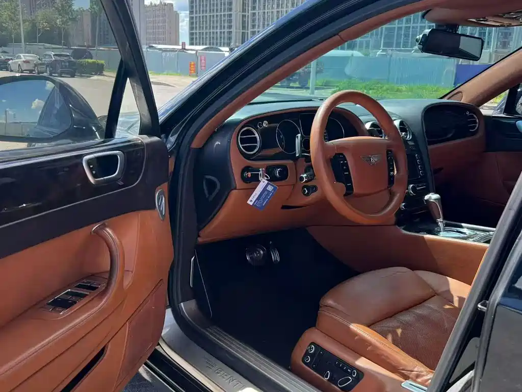 Bentley Flying Spur 2010 6.0T мест