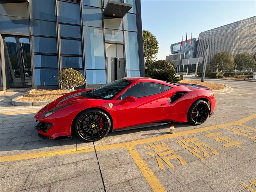 FERRARI 488
