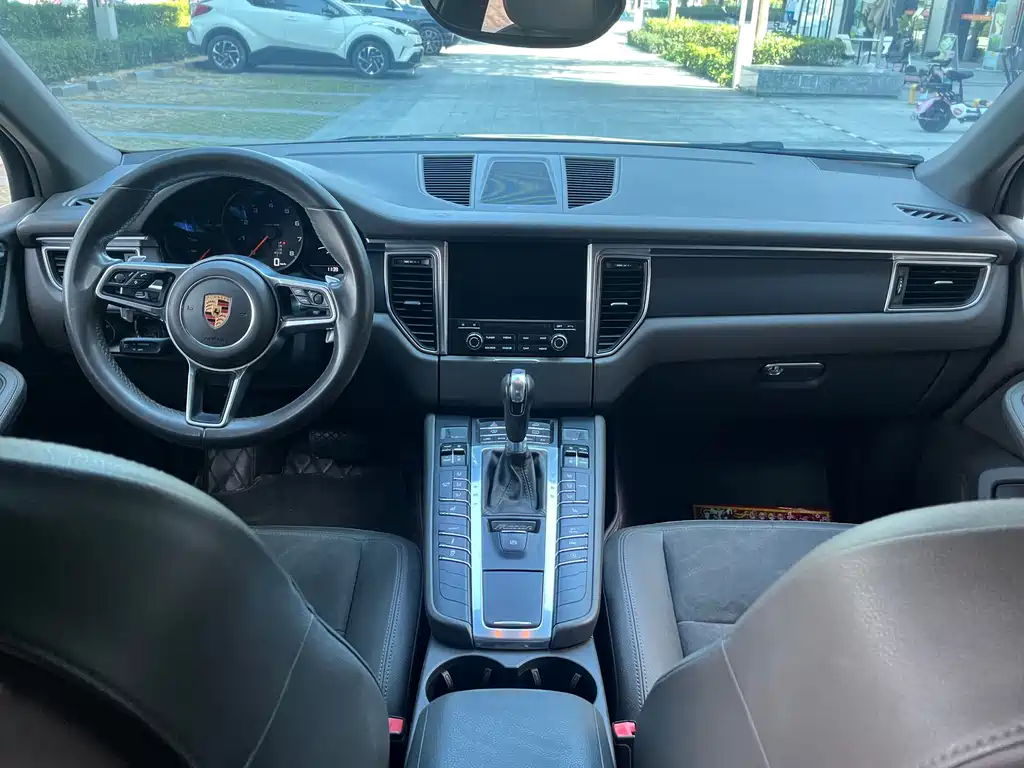 PORSCHE MACAN
