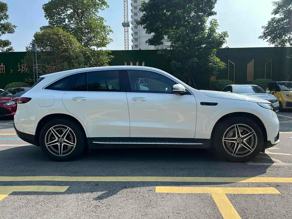 Mercedes-Benz EQC - фото 13