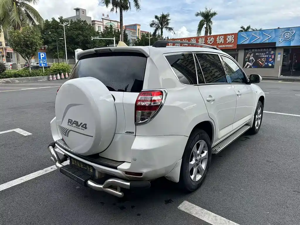 Toyota RAV4 — миниатюра 6